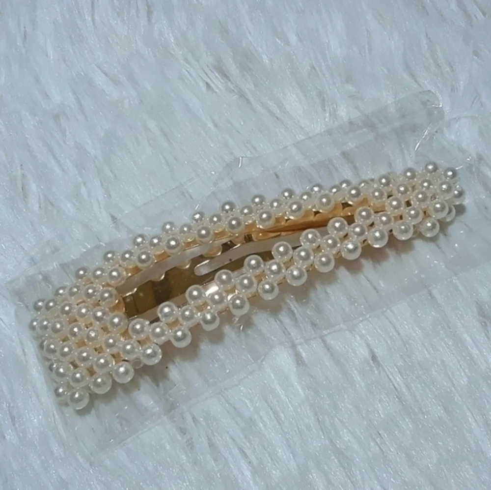 Oversized Pearl Hair Clip